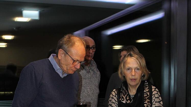 Die Besucher der Ausstellungseröffnung "Bildraum Raumbild" sind von den künstlerischen Werken angetan. Foto: Michael Wunder