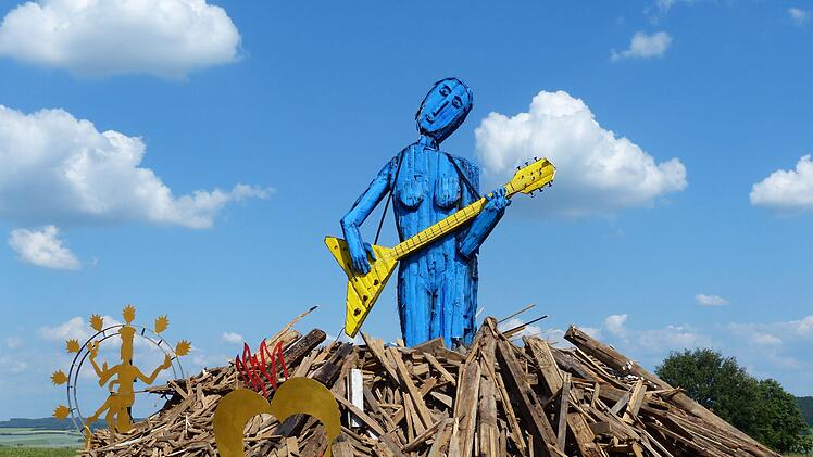 "Playing Europe" ist am Samstag das diesjährige Motto des Berliner Feuer- und Eventkünstlers Herbert "Jimmy" Fell am "Dicken Turm" in Niederlauer. Manfred Mellenthin