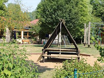 Der Spielplatz (im Hintergrund der Kindergarten) muss der künftigen Erweiterung weichen.  Foto: Franz Galster