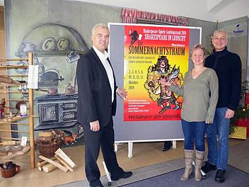 Bürgermeister Timo Ehrhardt (links), die Tourismusbeauftragte Manja Hünlein und Regisseur Daniel Leistner präsentieren das Plakat für "Ein Sommernachtstraum". Foto: Veronika Schadeck