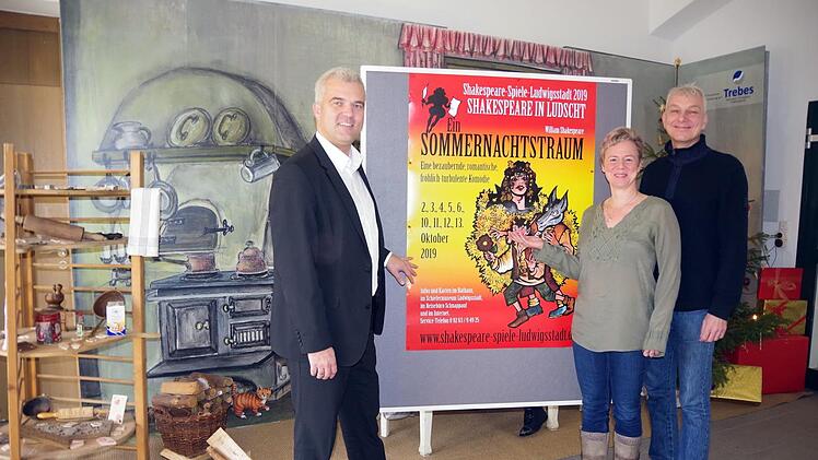 Bürgermeister Timo Ehrhardt (links), die Tourismusbeauftragte Manja Hünlein und Regisseur Daniel Leistner präsentieren das Plakat für "Ein Sommernachtstraum". Foto: Veronika Schadeck