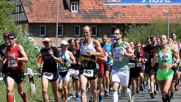 Wie schon im vergangenen Jahr wird der Halbmarathon und der Hauptlauf über 11,8 Kilometer viele Läufer anziehen. Das Bild zeigt Vorjahressieger Uwe Bäuerlein (600), die Lokalmatadoren Rainer Kirchner (807) von TDM Bamberg/Kirchlauter und Uli Pfuhlmann (808) von mainathlon Eltmann sowie Christopher Lippold (642) und Sandra Haderlein (676). Foto: Günther Geiling