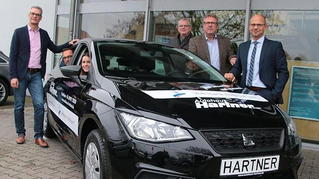 Oberb&uuml;rgermeister Uwe Kirschstein, R&uuml;diger Baumann, Elena B&uuml;ttner, Thomas Werner, J&uuml;rgen Baumann und Alexander Brehm (v. l.) dr&uuml;cken den Losk&auml;ufern die Daumen f&uuml;r das Rennen um den fahrbaren Hauptgewinn, der an Heiligabend gegen Mittag einen neuen Besitzer finden wird. Foto: Johannes H&ouml;llein