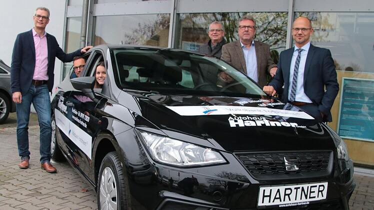 Oberbürgermeister Uwe Kirschstein, Rüdiger Baumann, Elena Büttner, Thomas Werner, Jürgen Baumann und Alexander Brehm (v. l.) drücken den Loskäufern die Daumen für das Rennen um den fahrbaren Hauptgewinn, der an Heiligabend gegen Mittag einen neuen Besitzer finden wird. Foto: Johannes Höllein