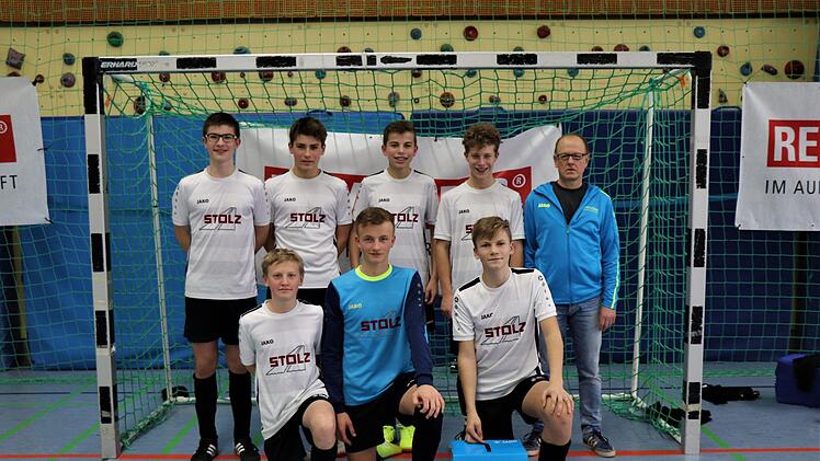 Bronze bei der Futsal-Bezirksmeisterschaft: Unser Bild zeigt die U15 der SG Untererthal mit (vorne, von links)  Samuel Betz, Max Stürzenberger und Justus Schmid sowie (hinten, von links) Moritz Feeser, Elias Wehner, Pascal Schröter, Finn Schmied und Gerald Betz. Foto: Andrea Betz