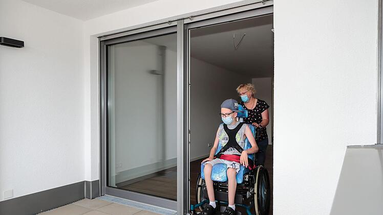 Auf den Balkon könnte Max sogar selbst im Rollstuhl fahren, stellen Mutter und Sohn hier fest.Foto: Matthias Hoch