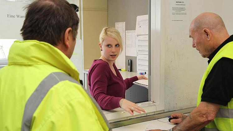 Zwei Fahrer nehmen die Aufträge von Nadine Streng, Mitarbeiterin der Firma Thermolog, entgegen. Foto: Josef Hofbauer