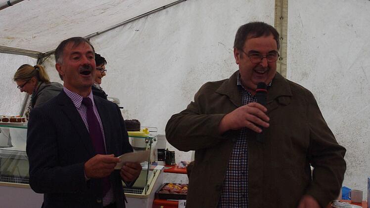 (von links) Gerhard Eidelloth konnte vom Vorsitzenden Josef Wachter von der Krieger-und Soldatenkameradschaft Lahm 1000 Euro entgegennehmen. Foto: Heike Schülein