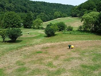 Die Trockenheit setzt auch den Golfplätzen im Landkreis zu. Trotz Bewässerung leiden vor allem die der Sonne besonders stark ausgesetzten Bereiche, wie hier auf dem Bad Kissinger Golfgelände.  Foto: Michael Weissenberger
