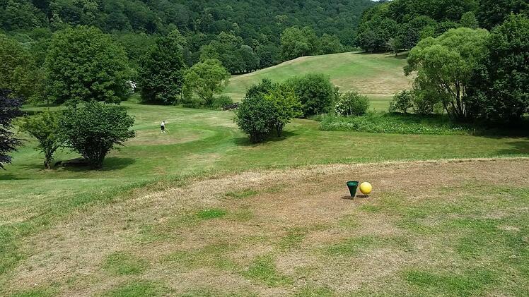 Die Trockenheit setzt auch den Golfplätzen im Landkreis zu. Trotz Bewässerung leiden vor allem die der Sonne besonders stark ausgesetzten Bereiche, wie hier auf dem Bad Kissinger Golfgelände.  Foto: Michael Weissenberger