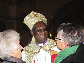 Bischof Fredrick Shoo mischte sich nach dem Festgottesdienst in der Morizkirche noch unter die Gläubigen. Auf dem Bild unterhält er sich unter anderem mit Pfarrerin Martina Schwarz-Wohlleben. Foto: Martin Koch