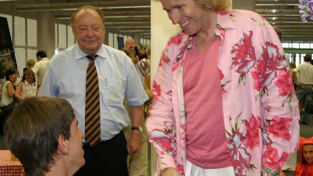 Schon lange versöhnt: Thomas Gottschalk - hier bei der Eröffnung der Haribo-Ausstellung 2006 in Kulmbach - und sein Fast-Chef Ottmar Schmidt, langjähriger Redaktionsleiter der Bayerischen Rundschau. Foto: Archiv/Gabriele Hänseler