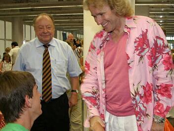 Schon lange versöhnt: Thomas Gottschalk - hier bei der Eröffnung der Haribo-Ausstellung 2006 in Kulmbach - und sein Fast-Chef Ottmar Schmidt, langjähriger Redaktionsleiter der Bayerischen Rundschau. Foto: Archiv/Gabriele Hänseler