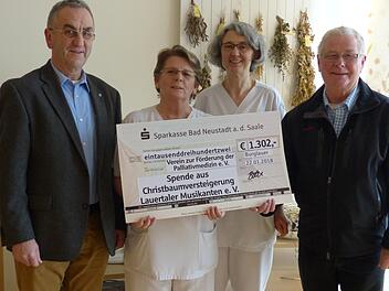 Eine  hohe Spende  der "Original Lauertaler Musikanten"  gab es für den Förderverein der Palliativstation im Kreiskrankenhaus Bad Neustadt  (von links) Burglauers Bürgermeister Kurt Back, Gerlinde Vatter (Pflegerische Leitung), die Leitende Ärztin der Palliativstation, Dr. Ute Hilby und der Initiator der Burgläurer Christbaumversteigerung Wolfgang Bötsch. Foto: Manfred Mellenthin