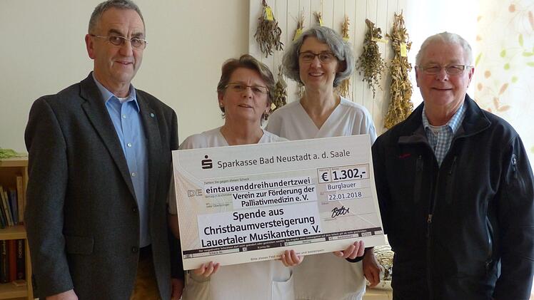Eine  hohe Spende  der "Original Lauertaler Musikanten"  gab es für den Förderverein der Palliativstation im Kreiskrankenhaus Bad Neustadt  (von links) Burglauers Bürgermeister Kurt Back, Gerlinde Vatter (Pflegerische Leitung), die Leitende Ärztin der Palliativstation, Dr. Ute Hilby und der Initiator der Burgläurer Christbaumversteigerung Wolfgang Bötsch. Foto: Manfred Mellenthin