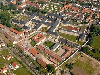 Das einstige Zisterzienserkloster in Ebrach,  nach dessen Auflösung  Justizvollzugsanstalt, hat die Region darum herum nachhaltig geprägt.Luftbild: Ronald Rinklef