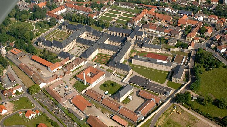 Das einstige Zisterzienserkloster in Ebrach,  nach dessen Aufl&ouml;sung  Justizvollzugsanstalt, hat die Region darum herum nachhaltig gepr&auml;gt.Luftbild: Ronald Rinklef