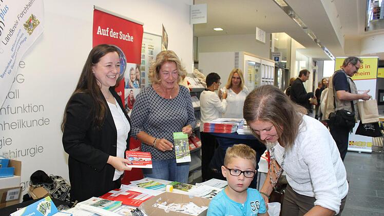 Romy Eberlein und Angelika Fuchs verteilten Infomaterial.