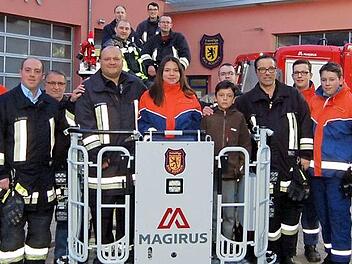 Die Kameraden der Feuerwehr Bad Rodach stehen hinter Anatolii, Veronika und Olexandr Savchenko (im Korb der Drehleiter, von links). Sie wollen nicht, dass die längst gut integrierte Familie zurück in die Ukraine abgeschoben wird. Foto: Helke Renner