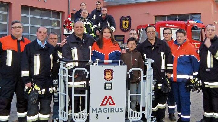 Die Kameraden der Feuerwehr Bad Rodach stehen hinter Anatolii, Veronika und Olexandr Savchenko (im Korb der Drehleiter, von links). Sie wollen nicht, dass die längst gut integrierte Familie zurück in die Ukraine abgeschoben wird. Foto: Helke Renner