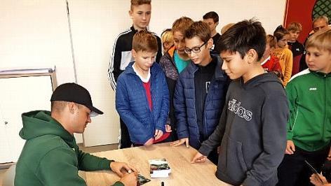 FCA-Profi Jozo Stanic gab flei&szlig;ig Autogramme.