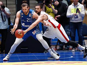 Das Centerduell zwischen dem ehemaligen Bamberger im Frankfurter Trikot, Leon Kratzer (links), und Assem Marei ging knapp an den Gast, der mit elf Punkten, sechs Rebounds und 3 Assists auf einen Effiktivitätswert von 17 kam. Kratzer erzielte 10 Punkte und fischte sich neunmal Bälle von den Brettern. Foto: Daniel Löb