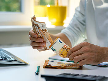 Geld, Euro, Geld zählen, Abfindung, Kündigung