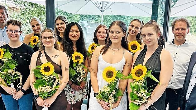 Mit Stolz und Zuversicht blicken die Absolventen der Berufsfachschule am Klinikum Forchheim-Fränkische Schweiz zur Freude von Schulleiter Andreas Schneider, Klinik-Geschäftsführer Sven Oelkers, Landrat Hermann Ulm und Pflegedienstleiterin Sabine J...