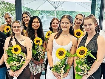 Mit Stolz und Zuversicht blicken die Absolventen der Berufsfachschule am Klinikum Forchheim-Fränkische Schweiz zur Freude von Schulleiter Andreas Schneider, Klinik-Geschäftsführer Sven Oelkers, Landrat Hermann Ulm und Pflegedienstleiterin Sabine J...