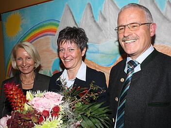 Personalratsvorsitzende Beate Bötsch (links) und  Schulleiter Harry Koch verabschiedeten  ihre Kollegin Karin Maywald, die als Schulleiterin an die Berufsschule Obernburg/Miltenberg gewechselt ist. Foto: Arnold Nöth