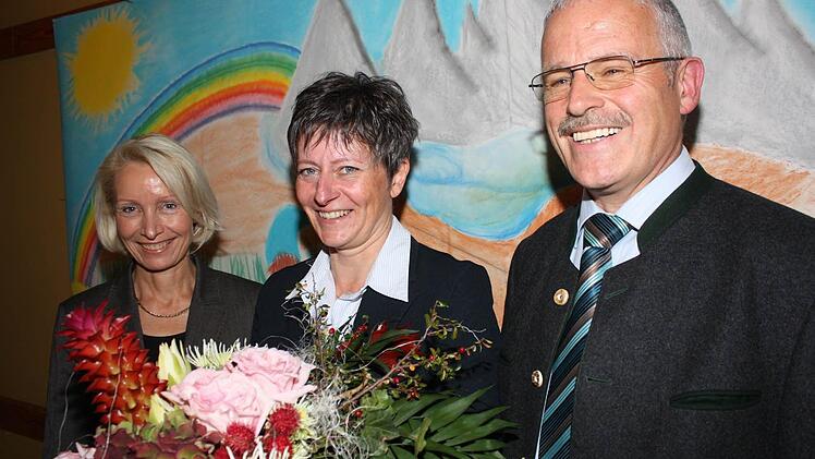 Personalratsvorsitzende Beate Bötsch (links) und  Schulleiter Harry Koch verabschiedeten  ihre Kollegin Karin Maywald, die als Schulleiterin an die Berufsschule Obernburg/Miltenberg gewechselt ist. Foto: Arnold Nöth