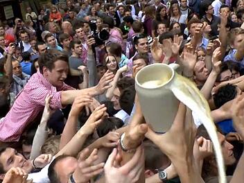 Die Massen beim Anstich der Bergkerwa in Erlangen dürsten nach der ersten Maß. Foto: Christian Bauriedel