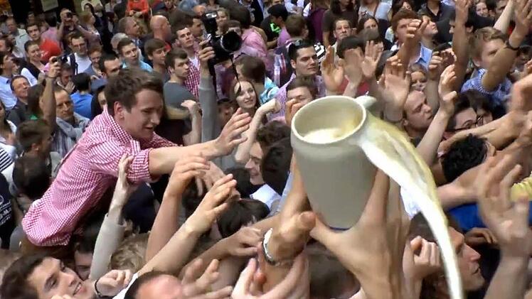 Die Massen beim Anstich der Bergkerwa in Erlangen dürsten nach der ersten Maß. Foto: Christian Bauriedel