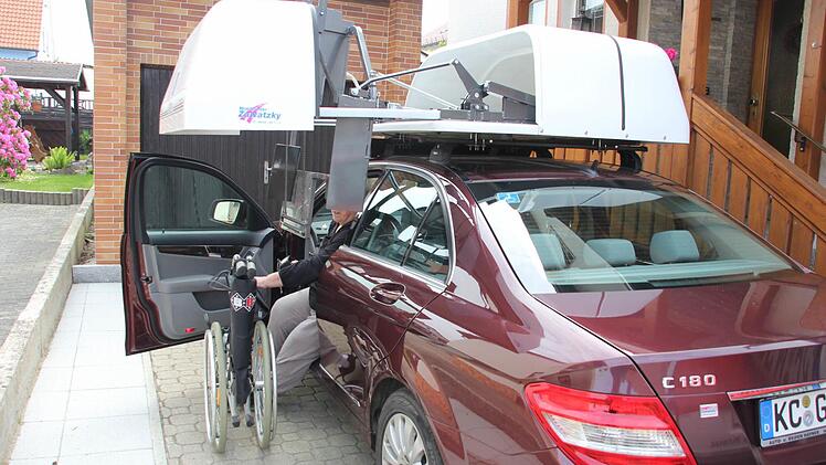 Erika Limmer hängt den Rollstuhl ein.  Foto: Friedwald Schedel