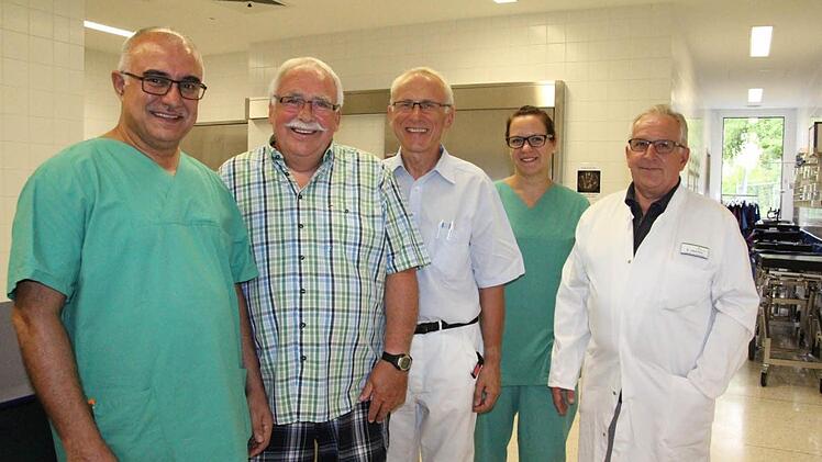 Strahlenende Gesichter im Haus Ebern der Haßbergkliniken (von links): Chirurg Dr. Mohammad Dawud, Helmut Schramm, Chefarzt Innere Dr. Ants Lohmus, OP-Schwester Ilona Platzer und Leitender Anästhesist Dr. Jakob Perzl.  Foto: Helmut Will