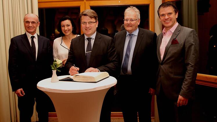 Justizminister Winfried Bausback beim Eintrag ins Goldene Buch der Stadt Königsberg; (von links) Landrat Wilhelm Schneider, Staatssekretärin Dorothee Bär, Minister Winfried Bausback, Erster Bürgermeister Claus Bittenbrünn und CSU-Kreisvorsitzender Steffen Vogel. Foto: Günther Geiling