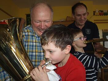 "Wir musizieren" , so heißt es seit einigen Wochen in den beiden ersten Klassen der Grundschule Oerlenbach, wenn die Kinder unter andrem per Schlauch und Trichter Töne versuchen bzw. einzelne Instrumente ausprobieren können. Siegbert Kessler und Richard Dees zeigen Finn und Max ihre Instrumente. Foto: Stefan Geiger