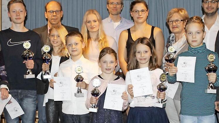 Die Vereinsmeister des Schwimmvereins Kronach erhielten Pokale.