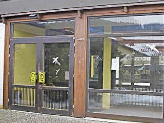 Das Haus der Jugend bekommt neue Fenster und Außentüren. Foto: klk