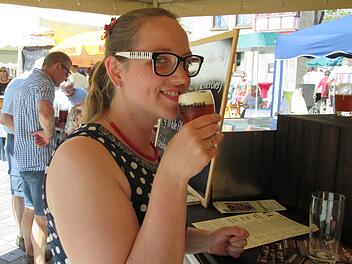 "Ein Bierchen in Ehren kann niemand verwehren", meinte die junge Besucherin , die das Craft-Bier beim ersten NASCHmART in Hammelburg verkostete, den der Verein "kulturbunt" organisiert hatte.  Foto: Winfried Ehling