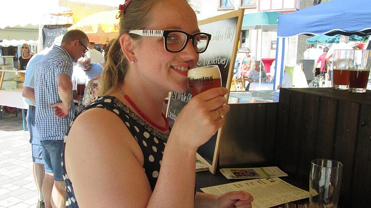 "Ein Bierchen in Ehren kann niemand verwehren", meinte die junge Besucherin , die das Craft-Bier beim ersten NASCHmART in Hammelburg verkostete, den der Verein "kulturbunt" organisiert hatte.  Foto: Winfried Ehling