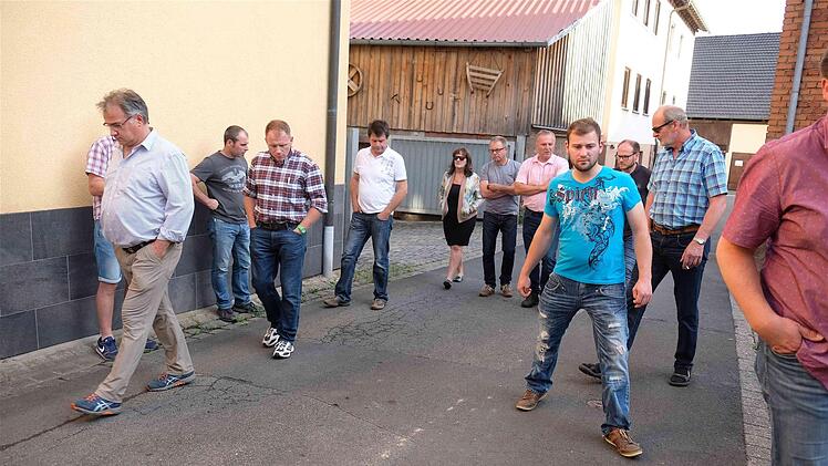 Der Gemeinderat auf Besichtigungstour im Windheimer Kapellenweg.