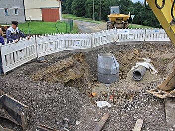In der Ortsmitte von Kurzewind, hier mit Blick in Richtung Gereuth, schauen Hans Gegner und Georg Baiersdorfer (von links) in eine Baugrube für die neue Abwasseranlage mitten in der Straße.  Foto: Helmut Will