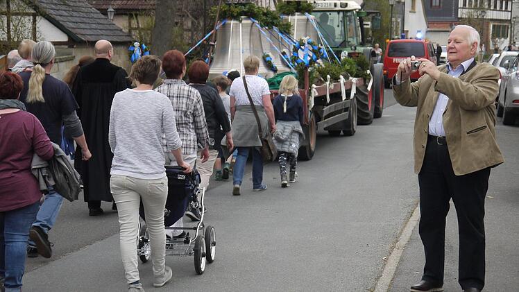 In Gleußen standen viele Menschen an der Straße, um die Ankunft der neuen Glocken für die evangelische Kirchengemeinde  live mitzuerleben. Nach Pfingsten wird das neue Geläut erstmals zu hören sein.Berthold Köhler