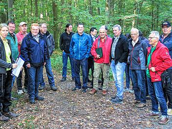 Der Marktgemeinderat  im Maßbacher Gemeindewald.  Försterin Ute Kerschbaum (ganz links) erläuterte beim Rundgang, dass der Klimawandel und die extreme Witterung Probleme bereiten.  4. von links: Bürgermeister Matthias Klement. Foto: Dieter Britz
