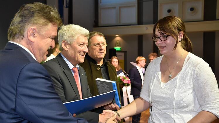 Landrat Klaus Peter S&ouml;llner, Hans-Dieter Groppweis und OB Henry Schramm gratulierten der Verk&auml;uferin Vanessa S&ouml;hle zu ihrem hervorragenden Abschluss. Foto: Uschi Prawitz