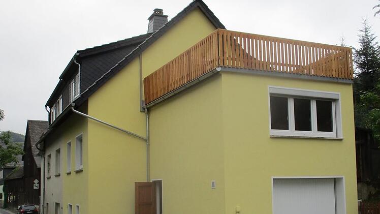 Durch die Sanierung dieses Gebäudes konnte das Stadtbild von Ludwigsstadt verschönert werden. Der Hausbesitzer nahm das kommunale Förderprogramm in Anspruch. Foto: Veronika Schadeck