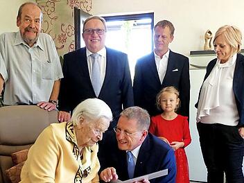 Gertrud Türk mit OB Henry Schramm und Urenkelin Elena (vorne) sowie (von links) Sohn Heinrich Türk, stellvertretenden Landrat Dieter Schaar, Enkel Hannes Wegener und Heimleiterin Renate Seuß Foto: Dieter Hübner