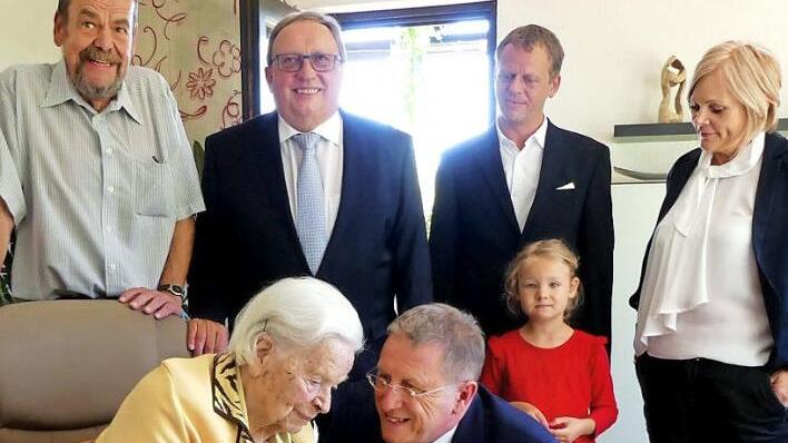 Gertrud Türk mit OB Henry Schramm und Urenkelin Elena (vorne) sowie (von links) Sohn Heinrich Türk, stellvertretenden Landrat Dieter Schaar, Enkel Hannes Wegener und Heimleiterin Renate Seuß Foto: Dieter Hübner