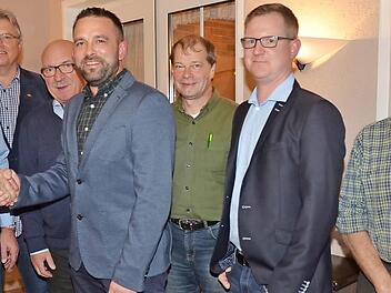 Michael Gödel (Vierter von links) wurde von den Freien Wählern Weißenbrunn zum Bürgermeisterkandidaten gekürt. Zu seiner Nominierung gratulierten ihm (von links) Heinz Roth, Klaus Hannweber, Heinz Krause, Christian Höfner, Clemens Spindler und Heinrich Roth. Foto: privat
